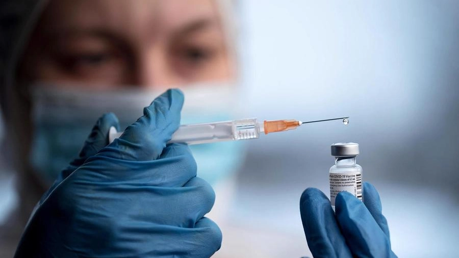 Covid, operatore sanitario prepara il vaccino (Ansa)