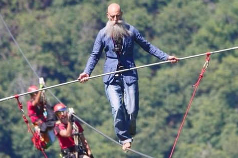 Il ‘funambolo zen’ Andrea Loreni, che oggi pomeriggio camminerà su un cavo sopra la diga di Ridracoli. La traversata è lunga 410 metri: un record mondiale