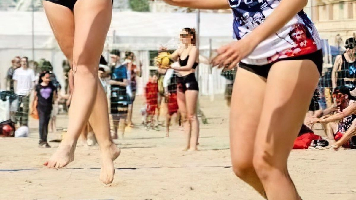 Malore in spiaggia durante una partita di beach volley (foto di repertorio)
