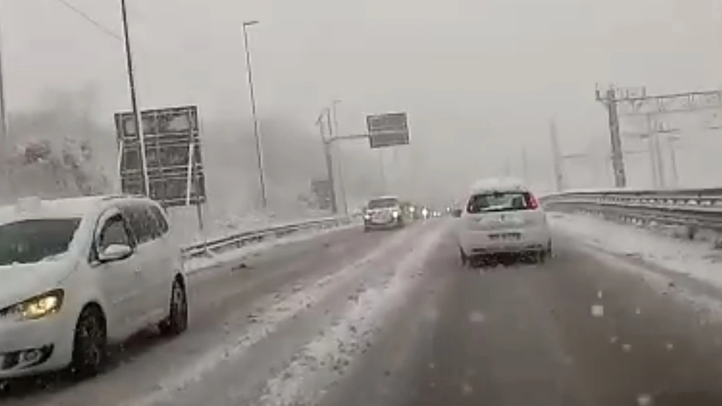 Neve, situazione difficile sulle strade dell'Anconetano