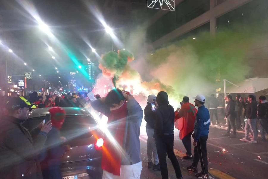 Fumogeni e fuochi d'artificio in corso Buenos Aires