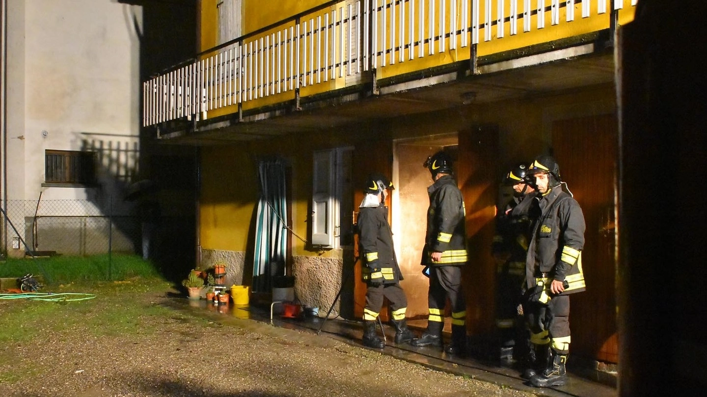 I vigili del fuoco nell’abitazione di Pierina Casotti a Salvarano di quattro Castella (Foto Artioli)