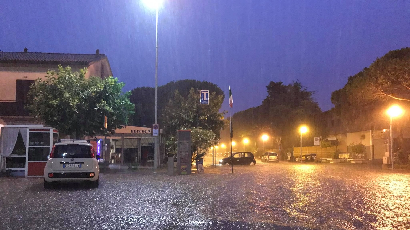 Lidi Dante allagata durante le notte (foto Andrea Raggini di Emilia Romagna Meteo)