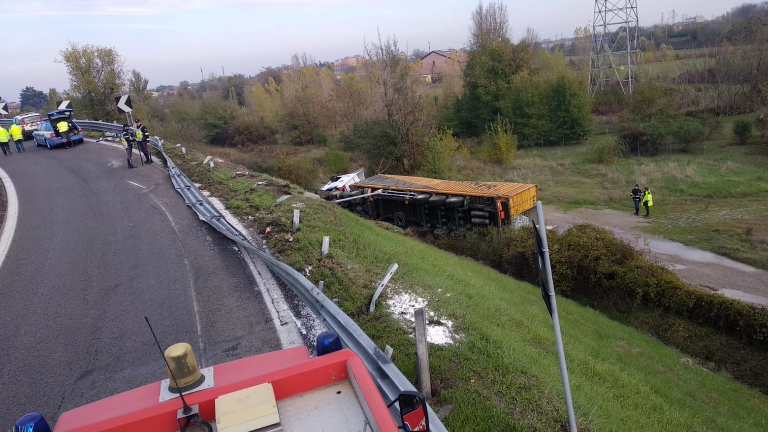 Incidente Bologna, il camion finito fuori strada oggi a Borgo Panigale