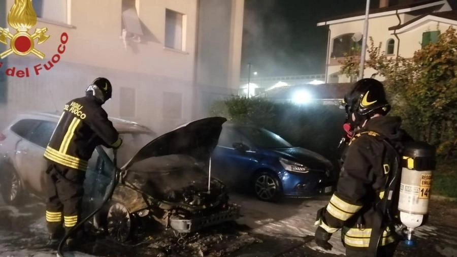 L'auto incendiata in via Matilde di Savoia