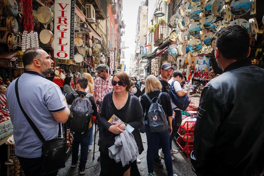 Folla centro storico Napoli nel giorno in cui entrano in vigore le nuove regole anticovid
