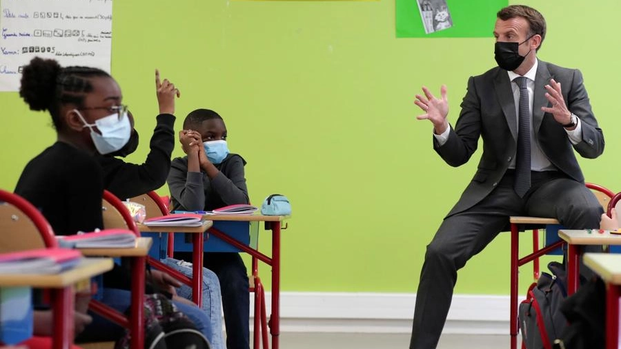 Il presidente Macron durante una visita in una scuola