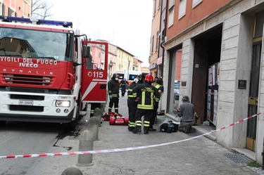 Incendio a Bologna oggi, fiamme in una casa: donna ustionata