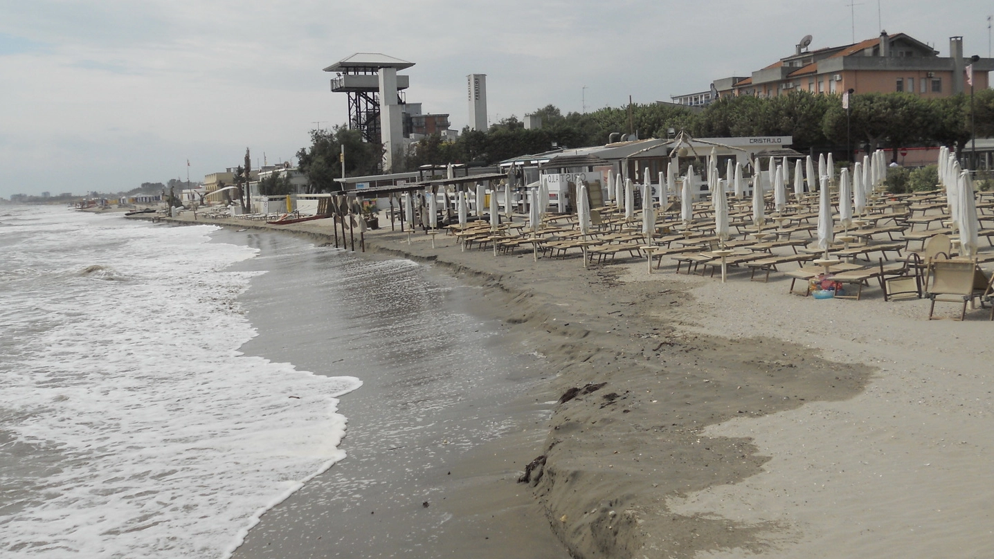 Ciò che resta della spiaggia del Lido delle  Nazioni dopo la mareggiata del 5  febbraio scorso