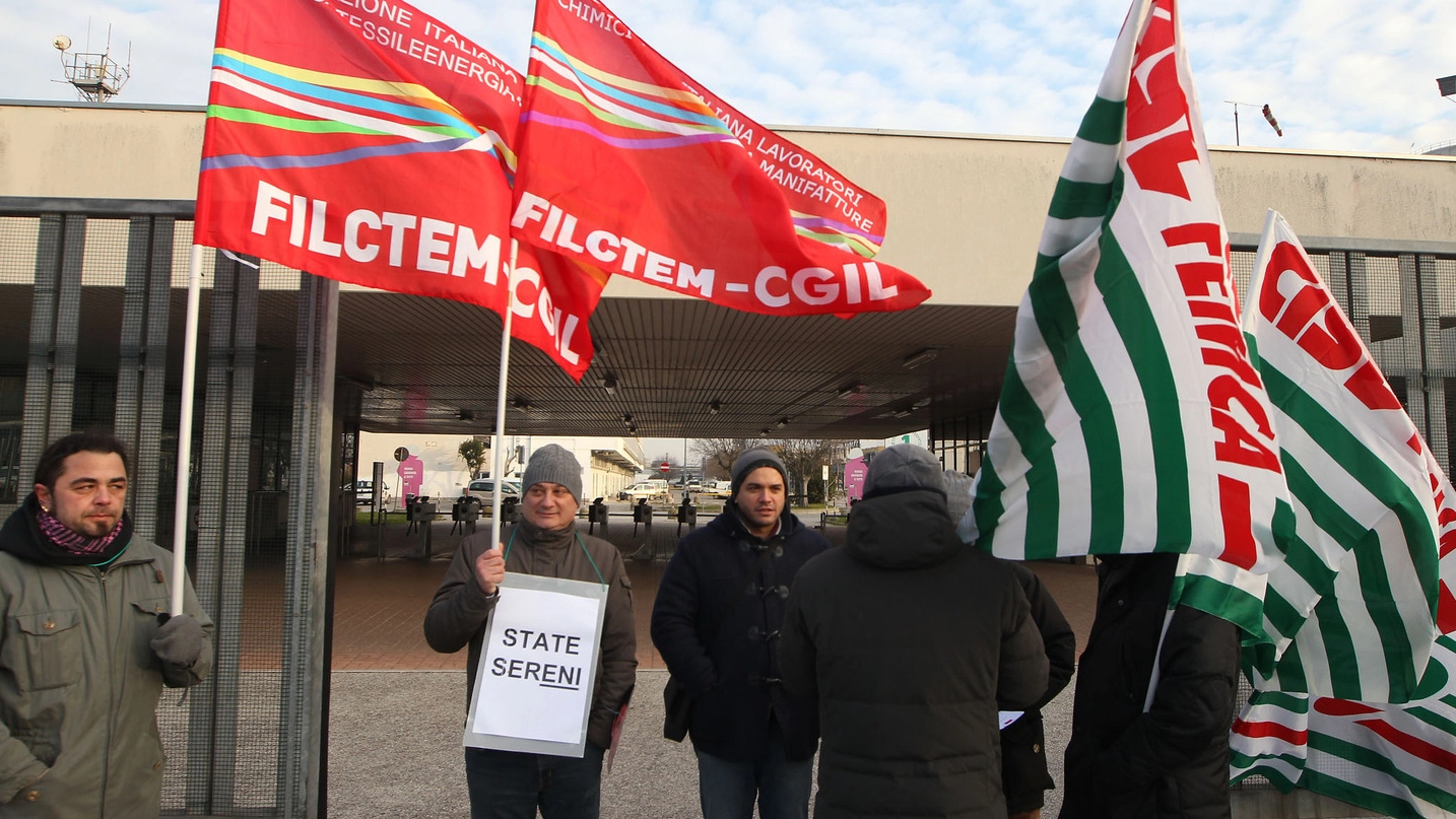 IN PROTESTA Uno sciopero dei dipendenti del gruppo Eni al polo chimico
