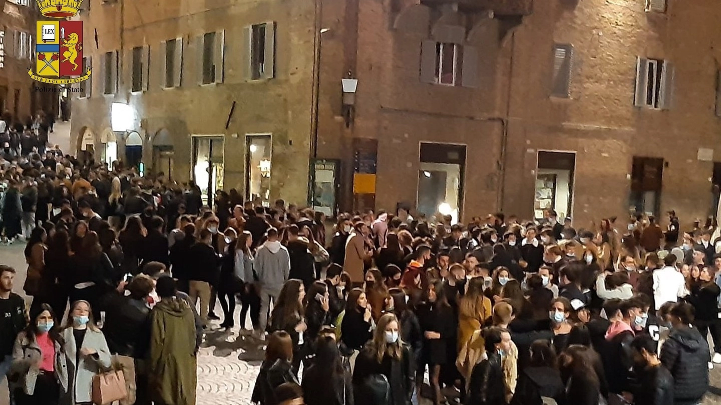 Il centro di Urbino affollato il giovedì sera