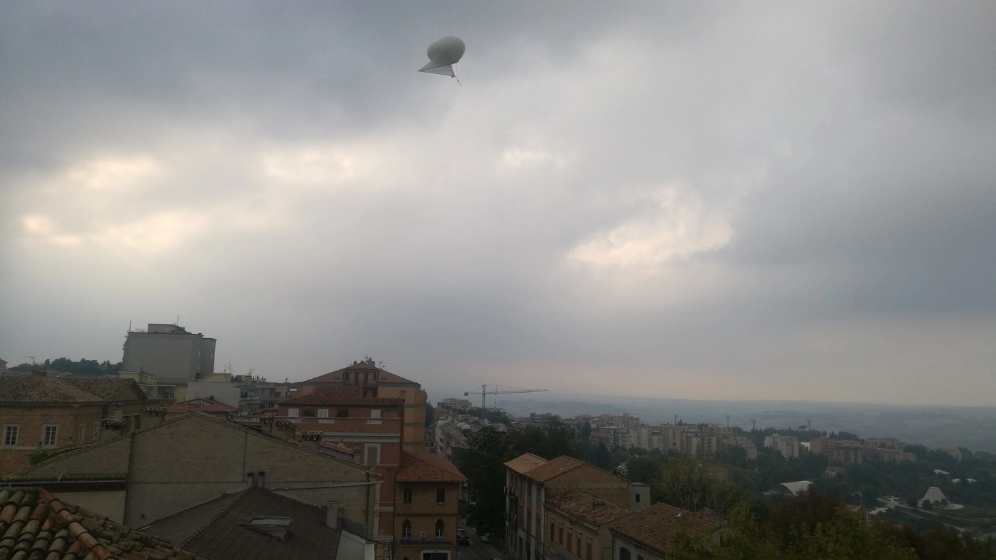 Il pallone aerostatico sopra piazza Garibaldi