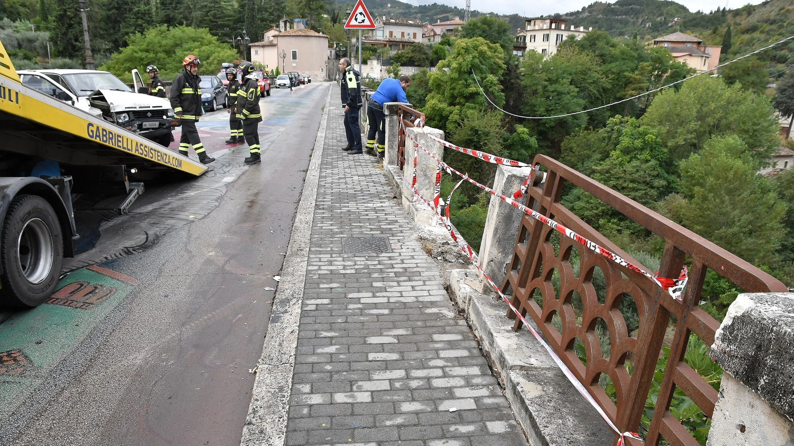 Incidente ad Ascoli, disagi al traffico a Porta Cartara. I blocchi di travertino sono precipitati in un orto sottostante