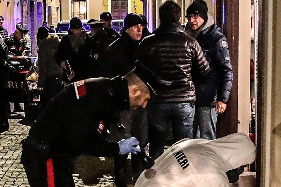I rilievi dei carabinieri sul luogo del delitto di Bruzzese a Pesaro