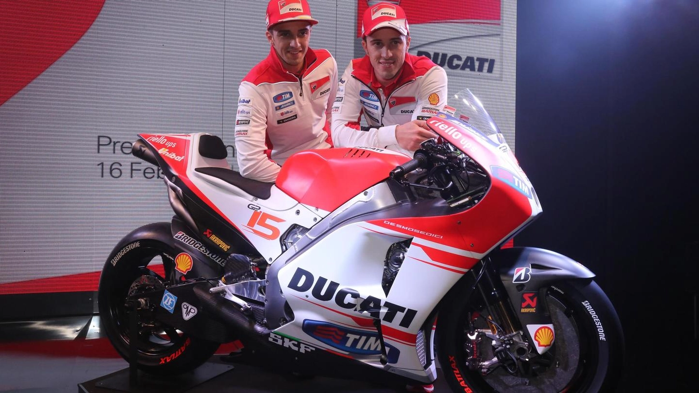 La nuova Ducati Desmosedici 2015 svelata dai Piloti Moto Gp Andrea Dovizioso e Andrea Iannone (foto Ansa) 