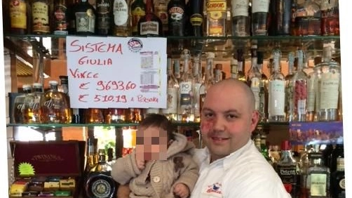 Pesaro: Enrico Federici, 38 anni, tabaccheria Binda, con la figlia Giulia, 7 mesi 