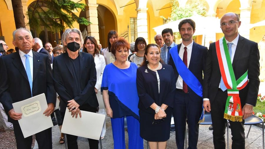 Orietta Berti e Luciano Ligabue con gli altri premiati in prefettura a Reggio (Artioli)