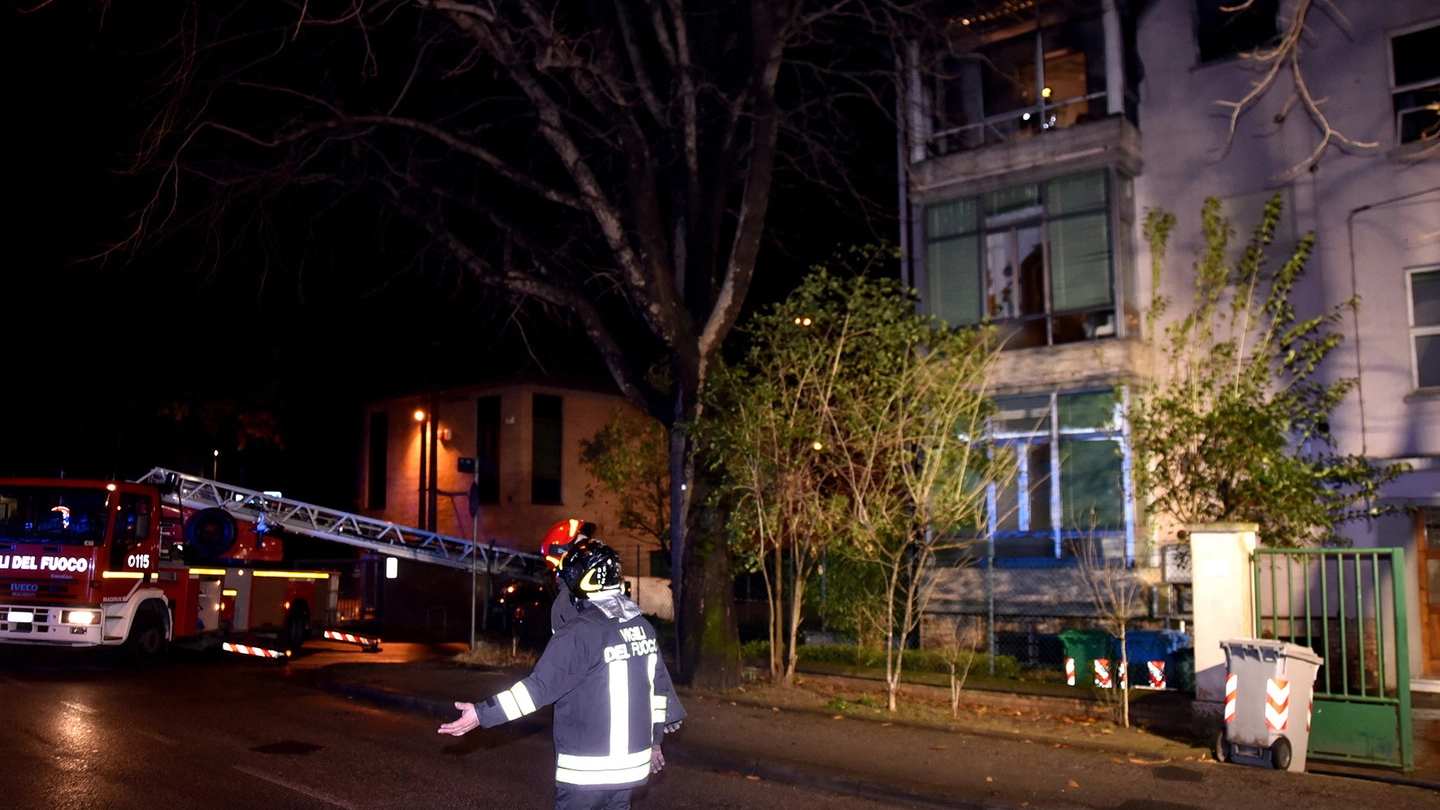 I vigili del fuoco davanti al condominio di via Duca d’Aosta 15 a Forlimpopoli (foto Fantini)