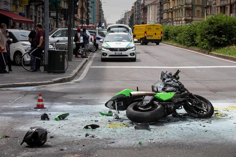 Incidente auto contro moto: foto generica