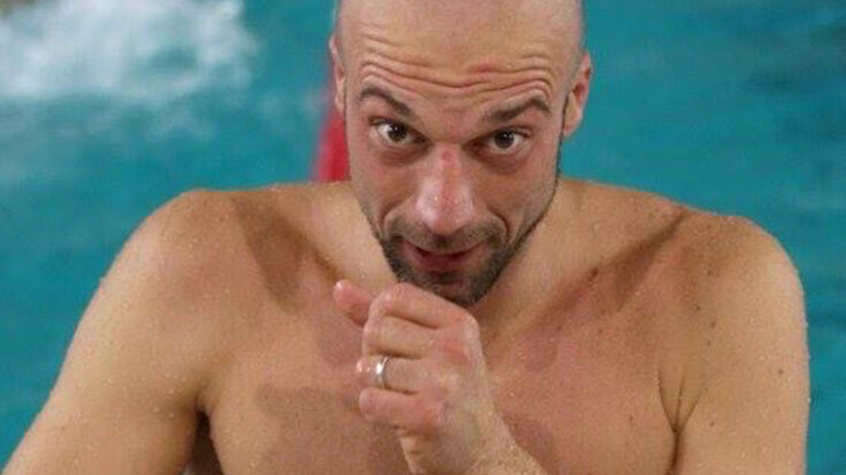 Paolo Musolesi, morto a 44 anni, nella sua amata piscina