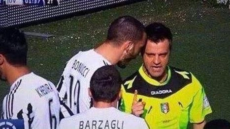 Il ‘contatto’ tra Bonucci e Rizzoli durante Torino-Juventus (Ansa)