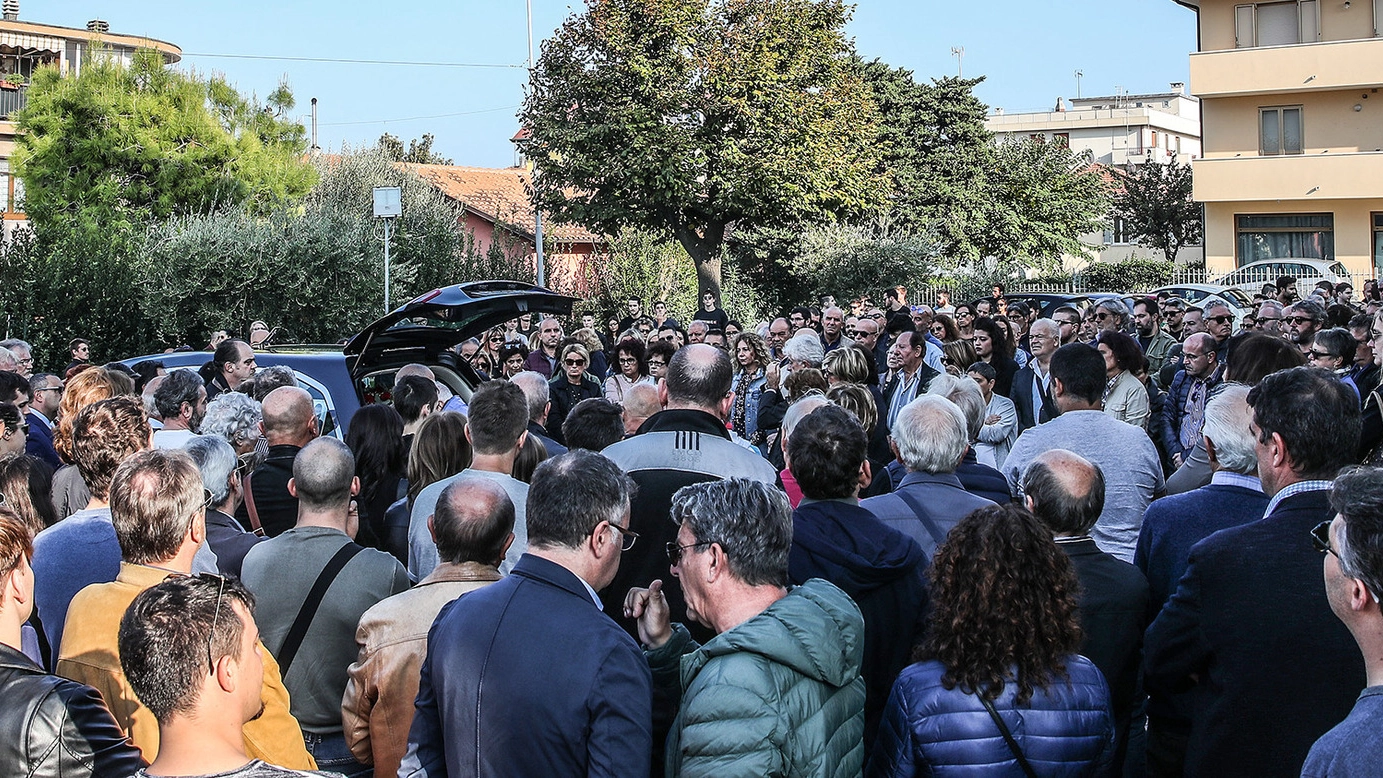 Folla per l'ultimo abbraccio a Alessandro Antonioli