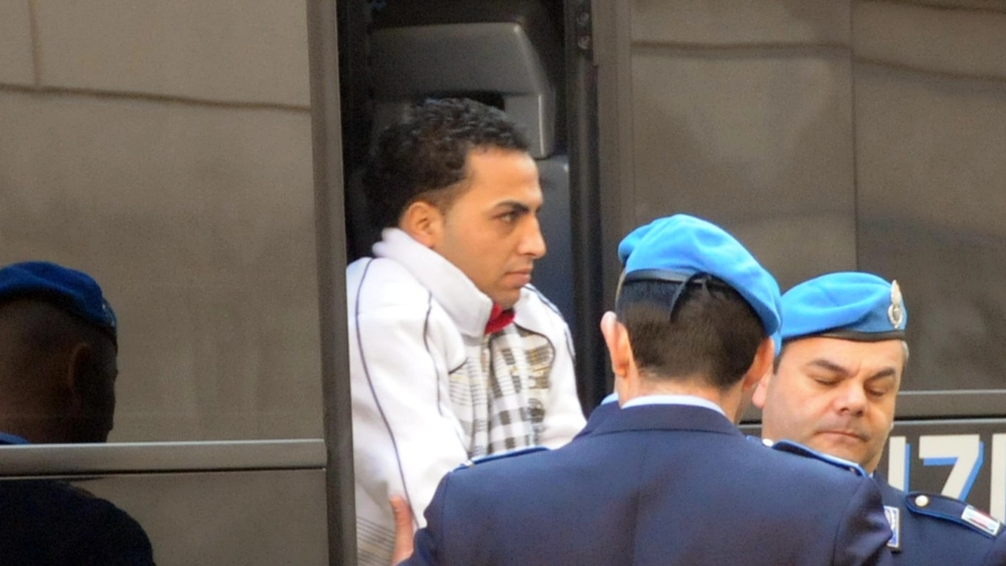 Jamel Moamib al suo arrivo in tribunale dopo lo stupro commesso nel 2009 su una quindicenne