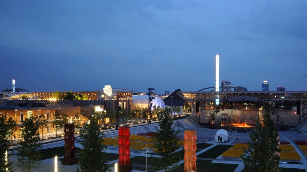 LA SCENA Le luci e le installazioni luminose realizzate dall’azienda Neri di Longiano per l’area dell’Anfiteatro centrale dell’Esposizione universale di Milano
