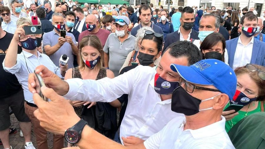 Matteo Salvini in posa per un selfie