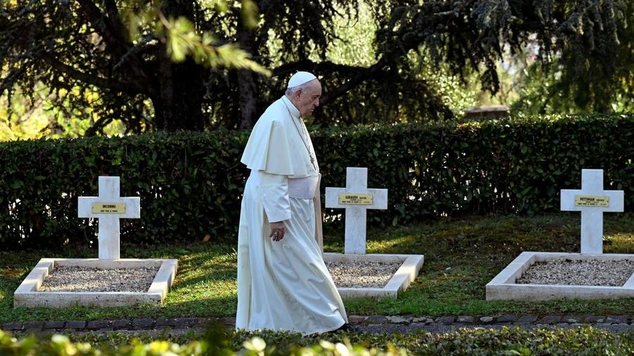 Papa Francesco sulle tombe del cimitero francese