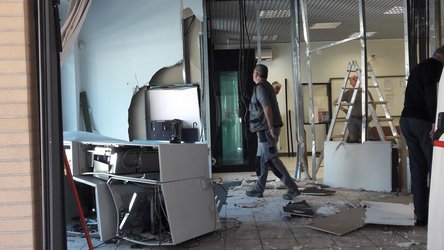 L’interno della filiale devastato dall’esplosione