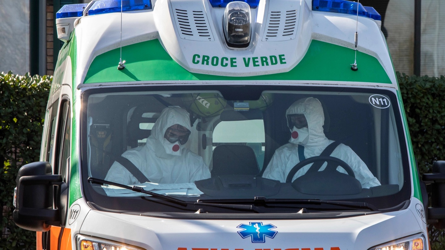 Due operatori in tenuta anti-Covid su un’ambulanza della Croce Verde