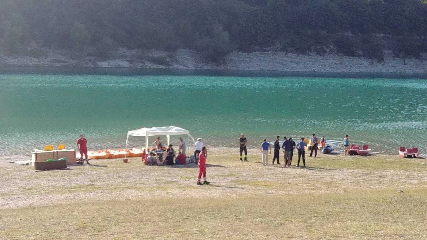  Carabinieri, vigili del fuoco e sommozzatori sulla riva del lago