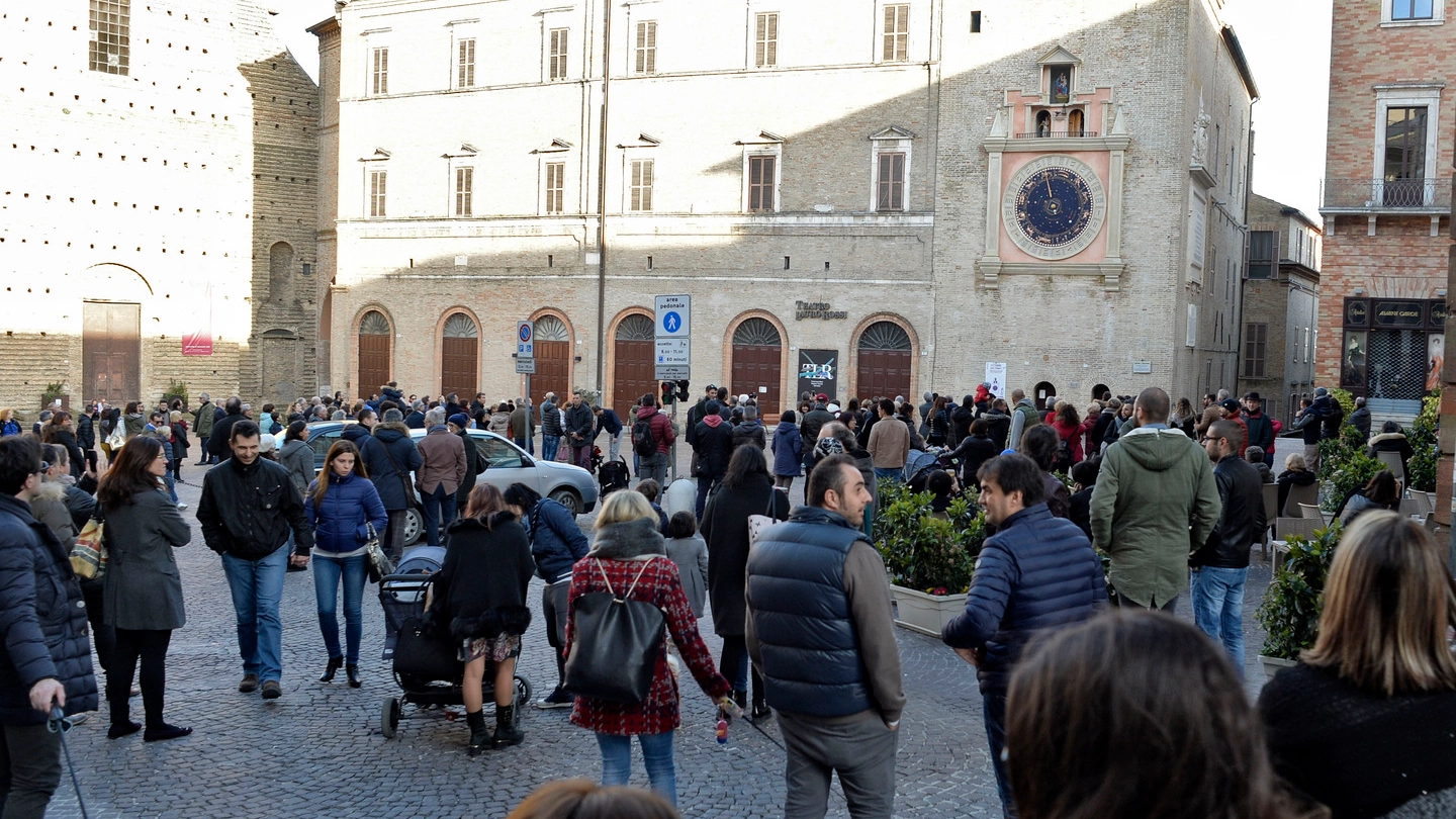 Turisti in centro a Macerata (Calavita)