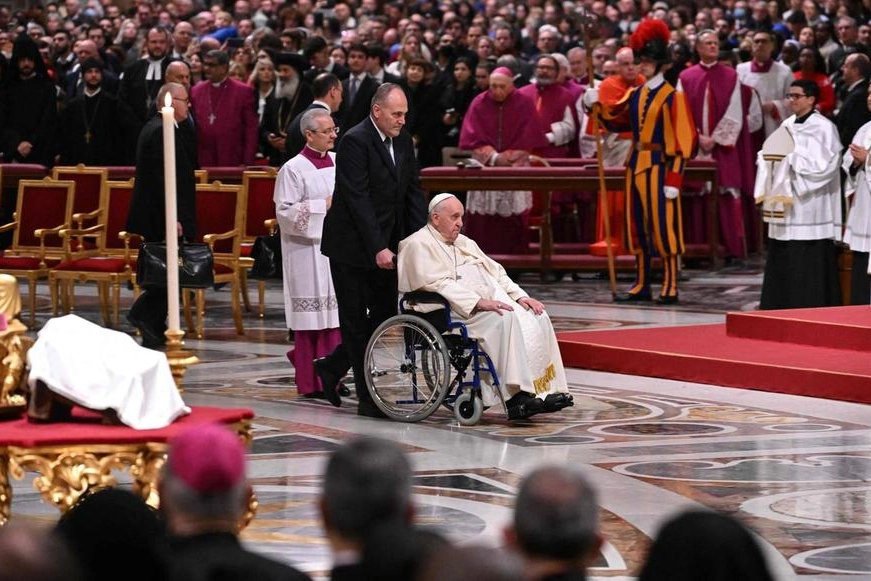 Papa Francesco in sedia a rotelle alla messa di Natale (Ansa)