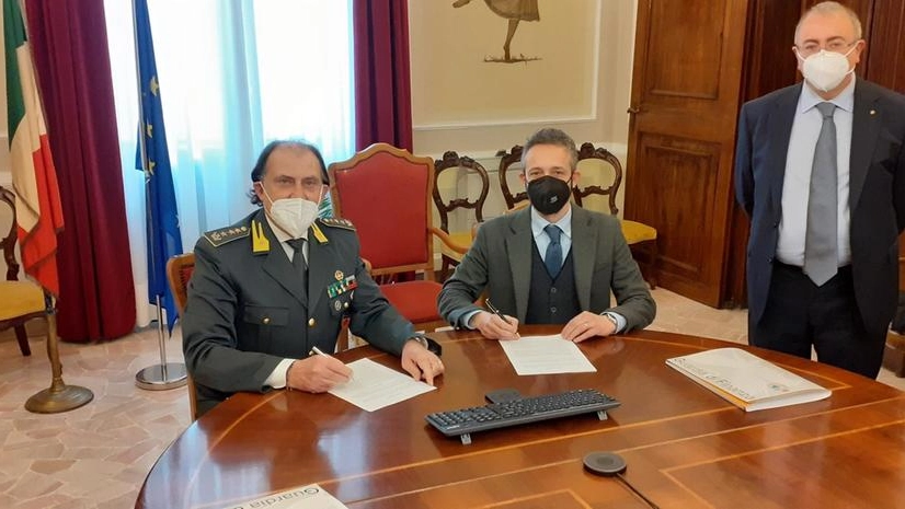 Il colonello Morelli firma l'accordo con il presidente della provincia, Enrico Ferrarese
