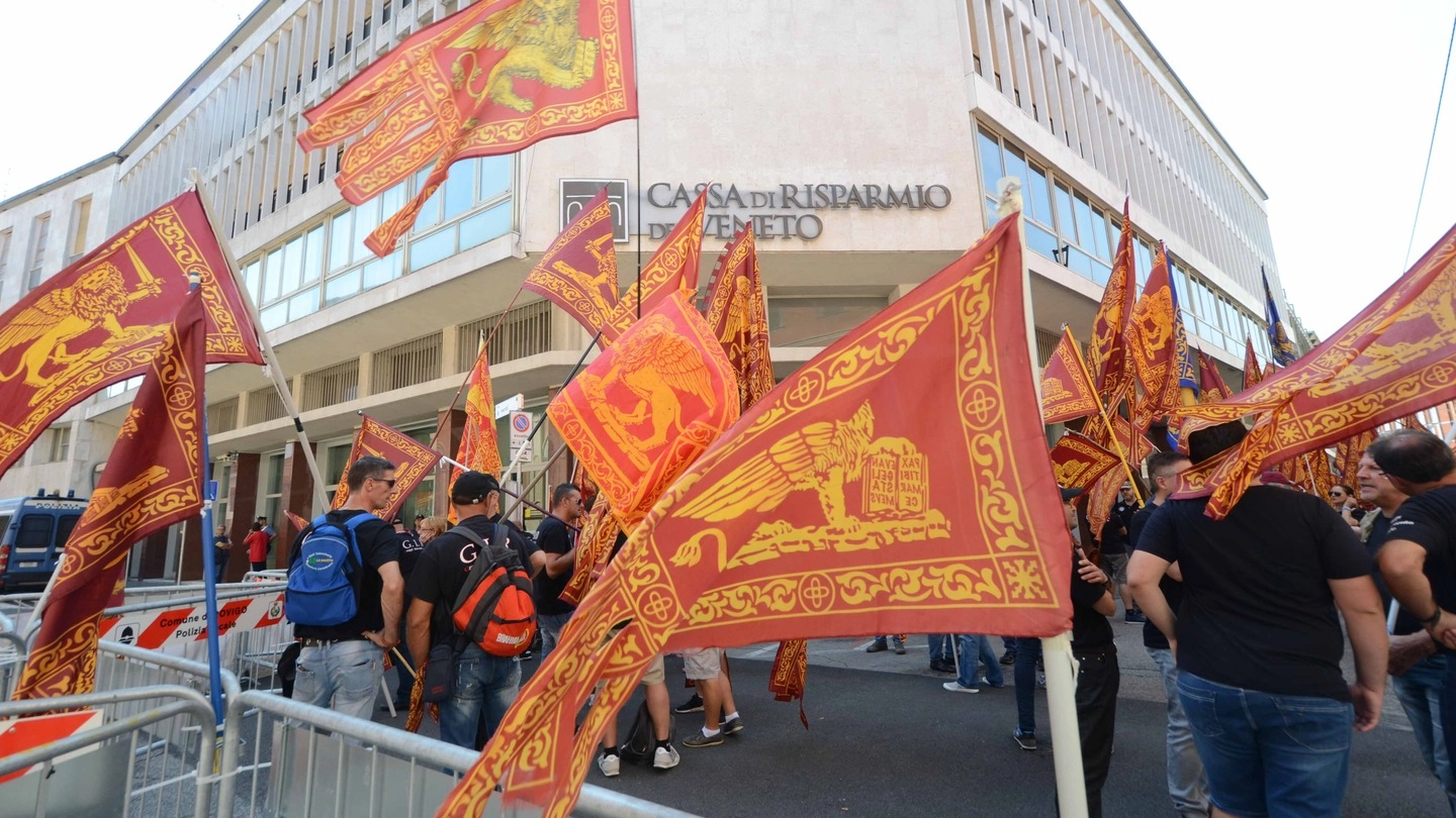 La solidarietà Bandiere con il leone di San Marco davanti al tribunale
