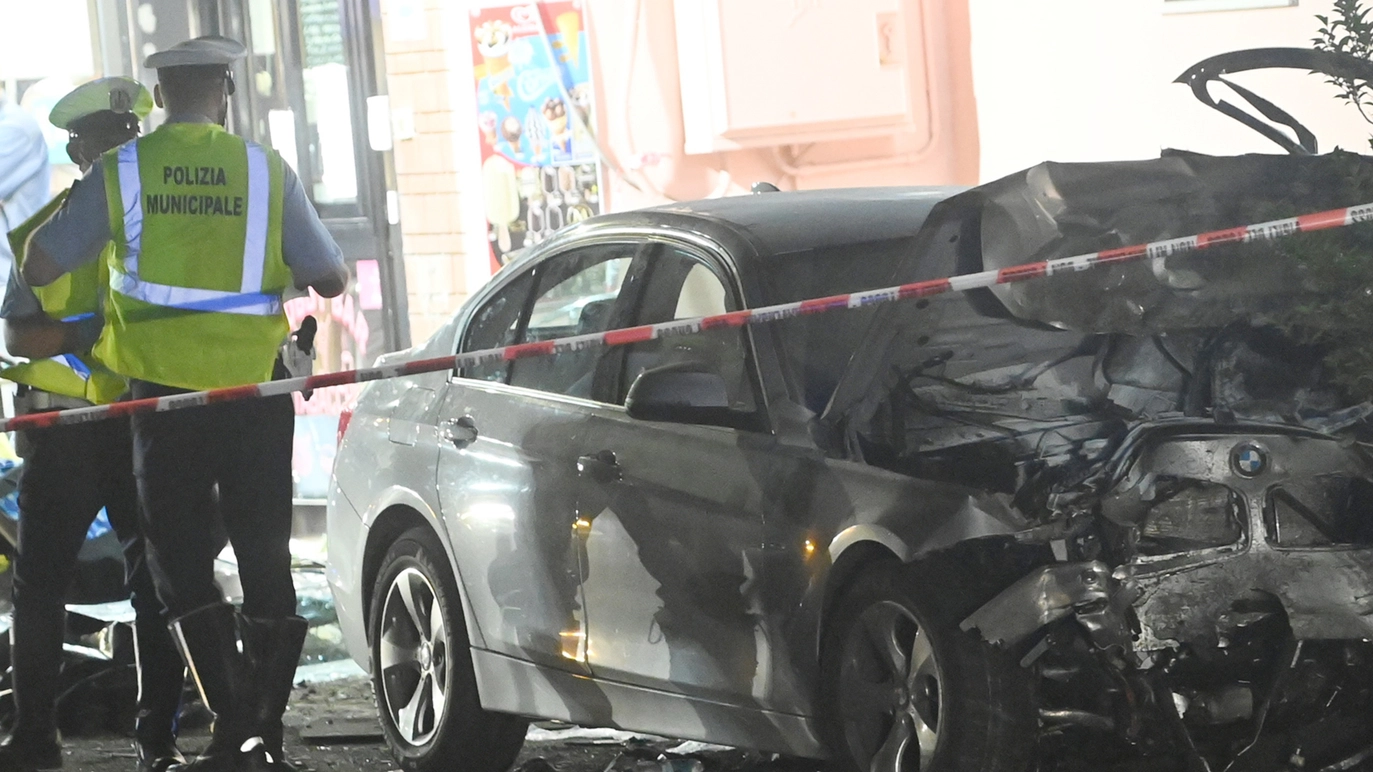 Incidente Bologna, l'auto dopo lo schianto di San Giovanni (FotoSchicchi)