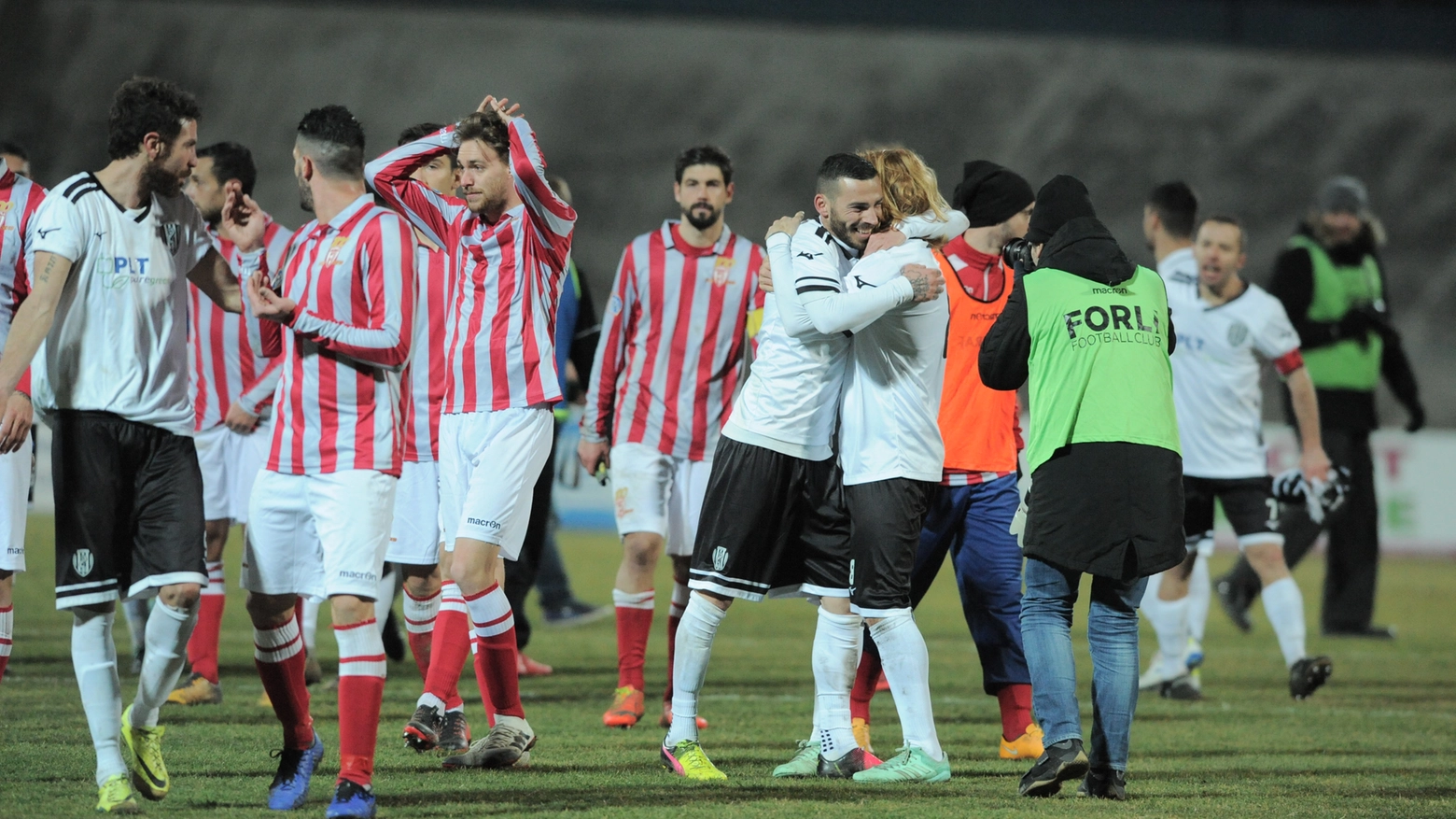 La delusione dei giocatori del Forlì e l'esultanza di quelli del Cesena (foto Frasca)
