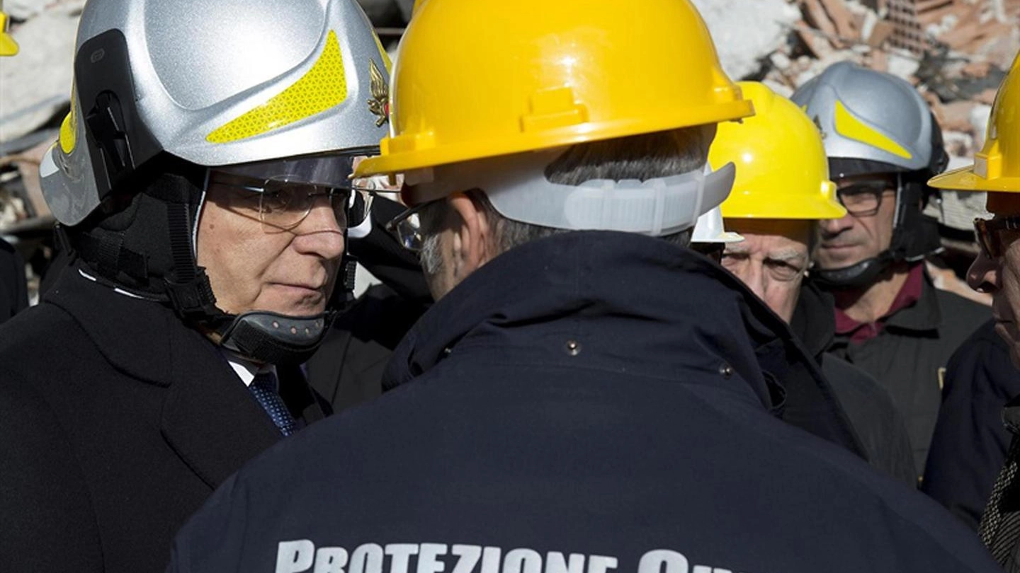 Il presidente della Repubblica Sergio Mattarella a Pescara del Tronto (foto Ansa)