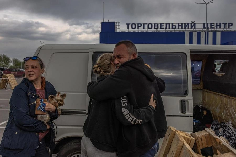 Zaporizhzhia, l'abbraccio di due sopravvissuti arrivati da Mariupol  (Ansa)