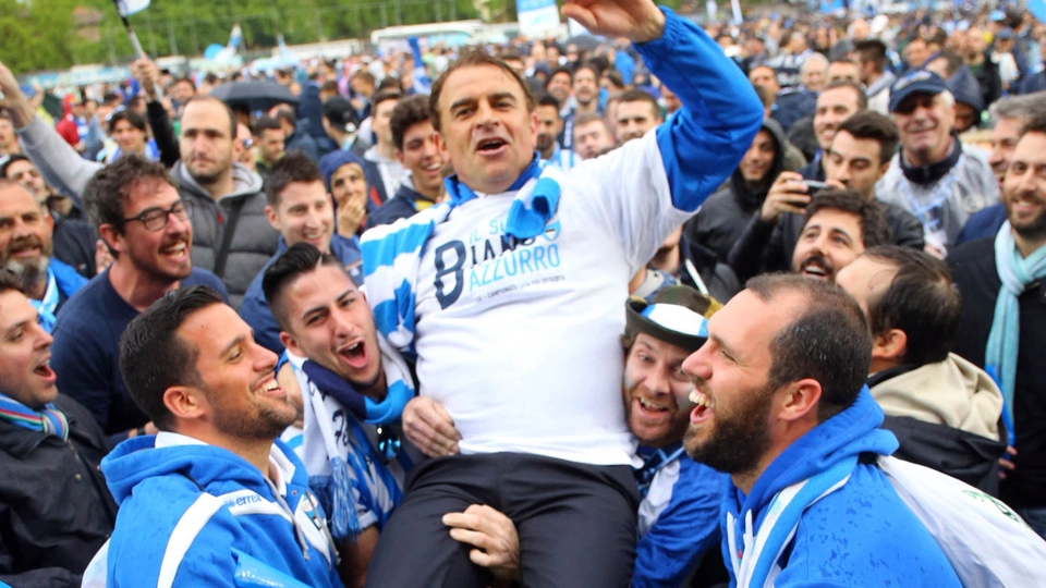 Spal promossa in Serie B, Semplici portato in trionfo (Foto Businesspress)