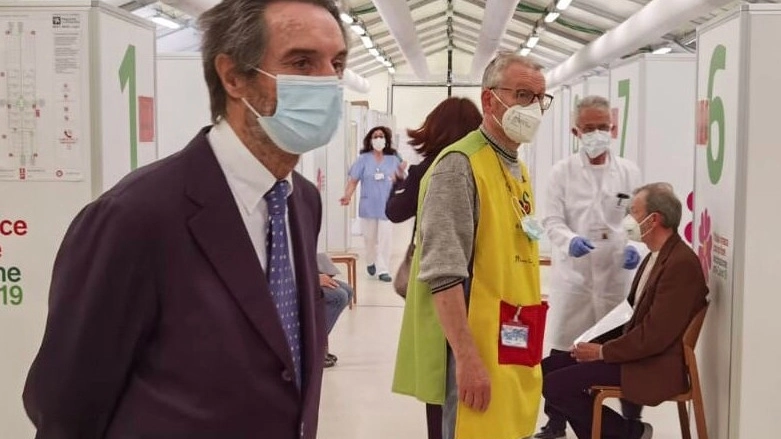 Il presidente della Regione Lombardia, Attilio Fontana, in un hub vaccinale