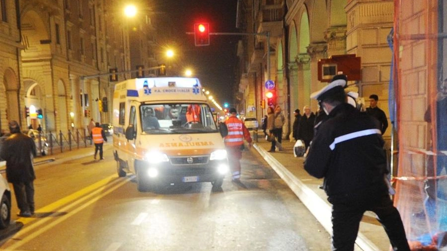 Un intervento di Polizia locale e ambulanza in via Irnerio (immagino d’archivio)