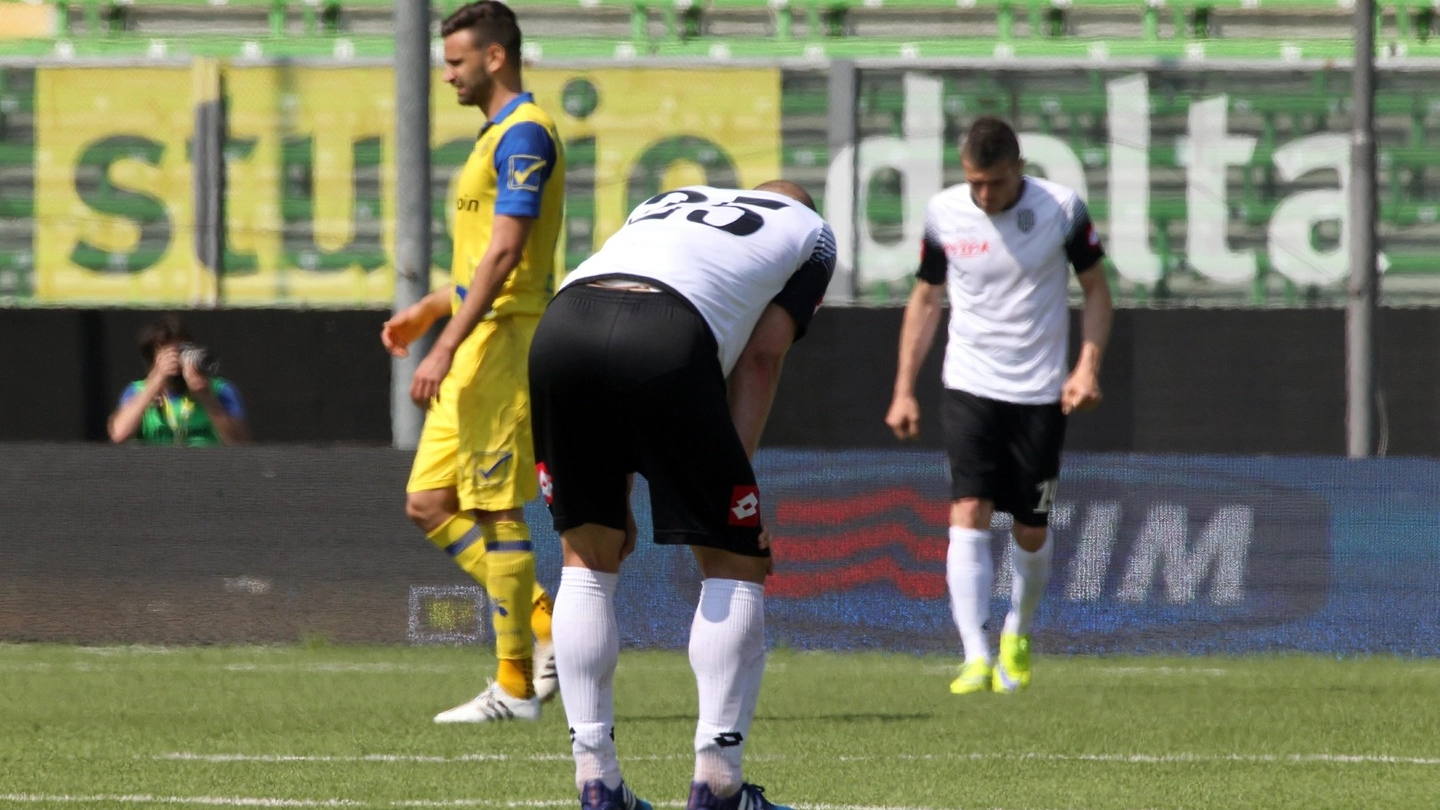 La delusione dei giocatori del Cesena dopo la sconfitta col Chievo (Foto Ravaglia)