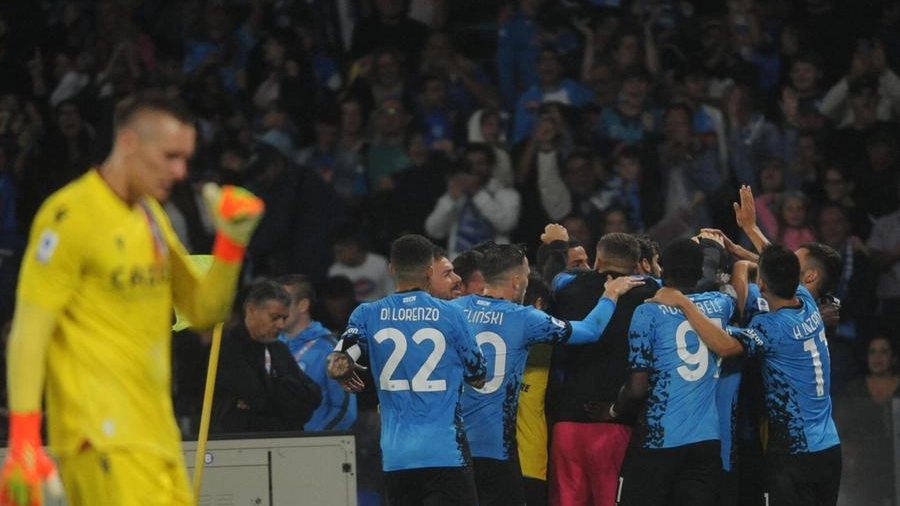 Skorupski affranto dopo il gol del 3 a 2 per il Napoli (ansa)