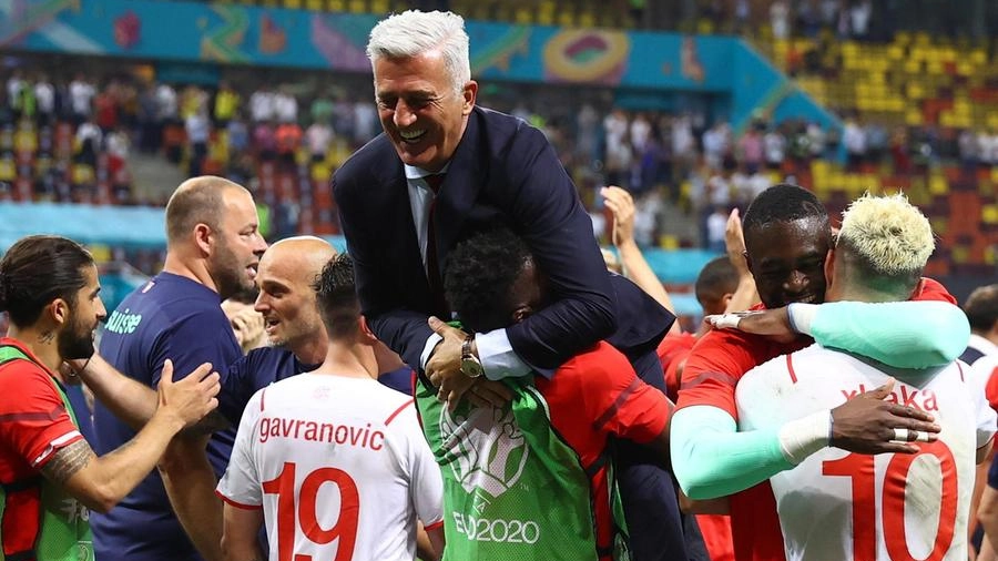 Petkovic festeggia con i suoi dopo l'eliminazione della Francia (Ansa)