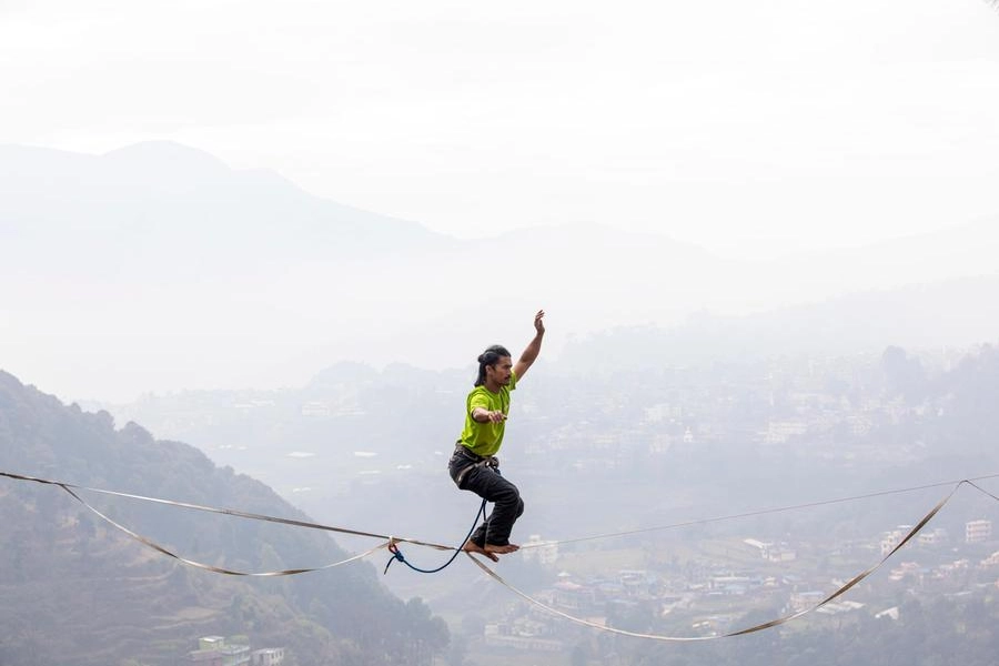 Un giovane pratica lo sport estremo dello slackline in Nepal (foto d’archivio)