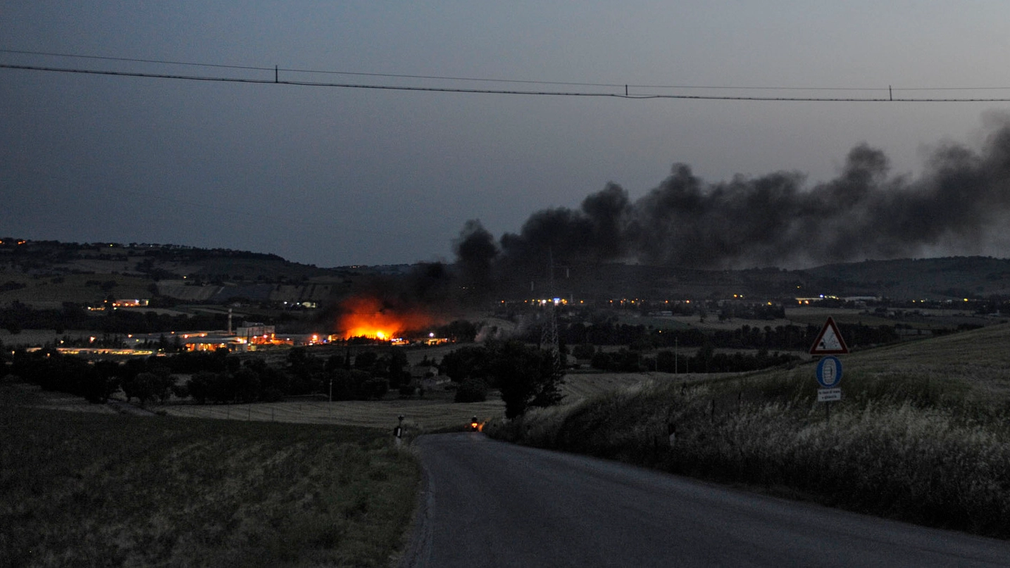 L’incendio al Cosmari (foto Calavita)