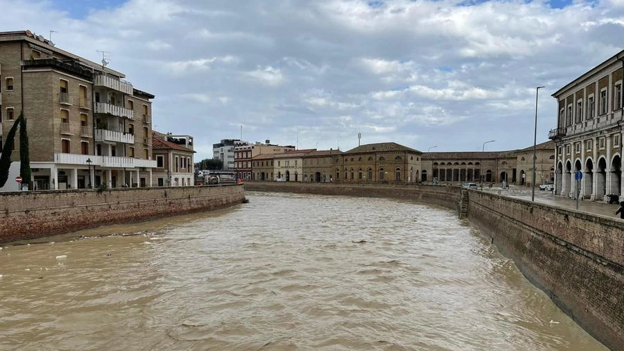 Il fiume  Misa ingrossato dal maltempo a Senigallia